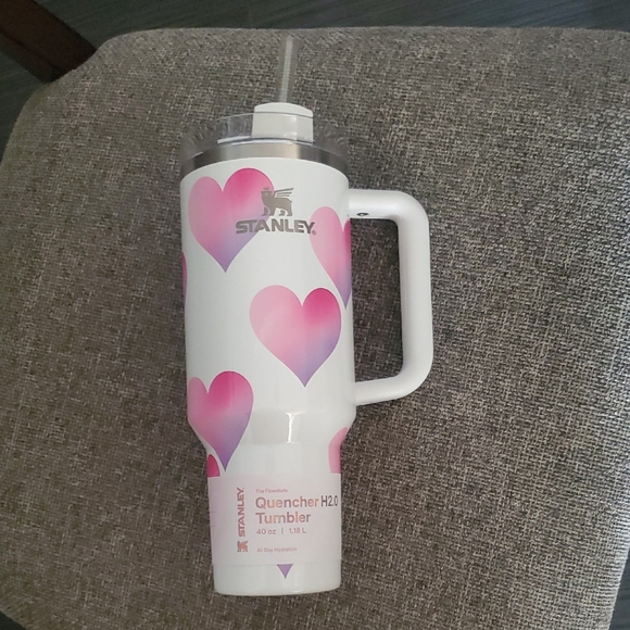 Stanley Frost Heart Gradient Tumbler - Cream and Pink Valentine's Day - Picture 2 of 8